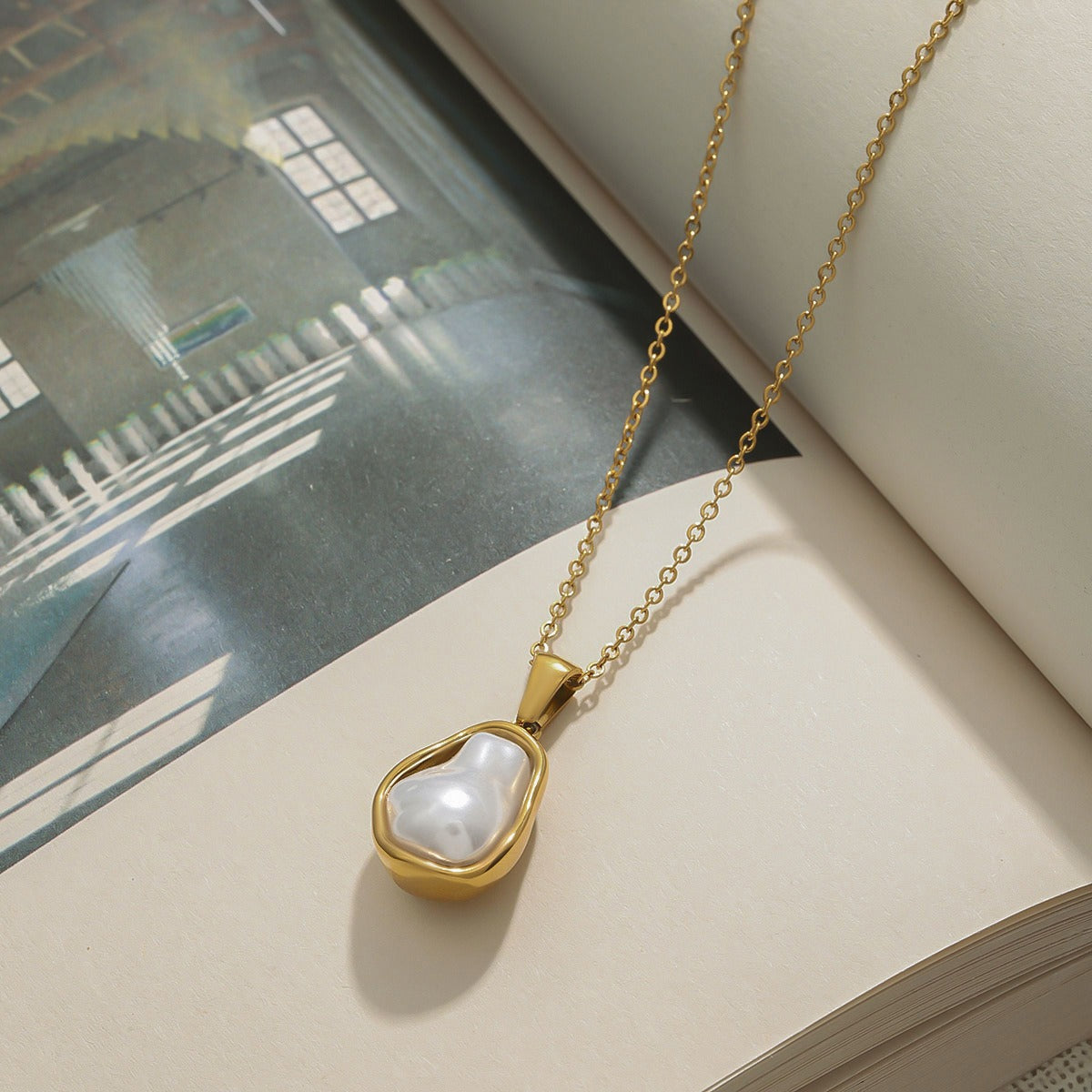 18K gold inlaid irregular pearl design exquisite luxury necklace