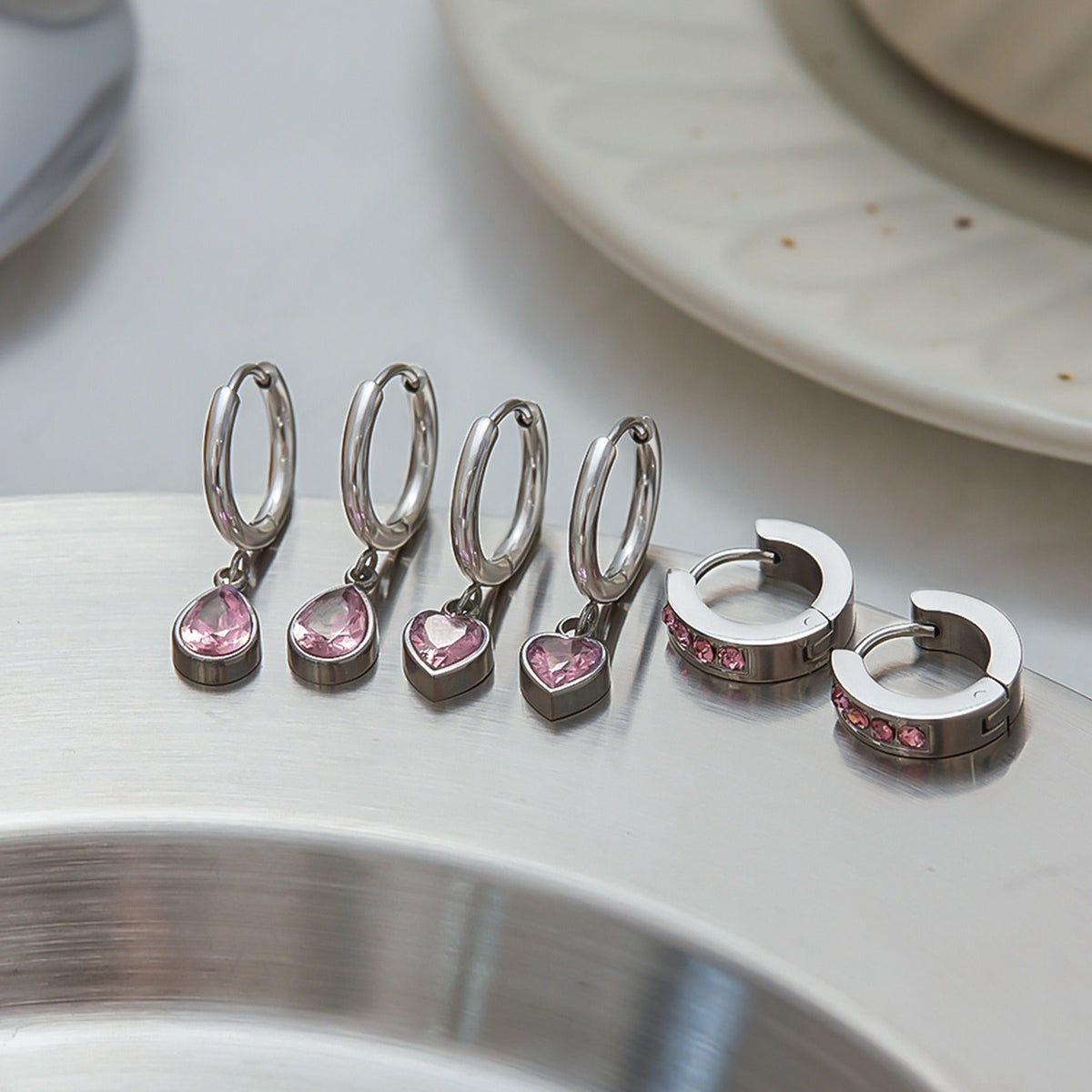 Heart-shaped earrings inlaid with gemstones, exquisite and dazzling