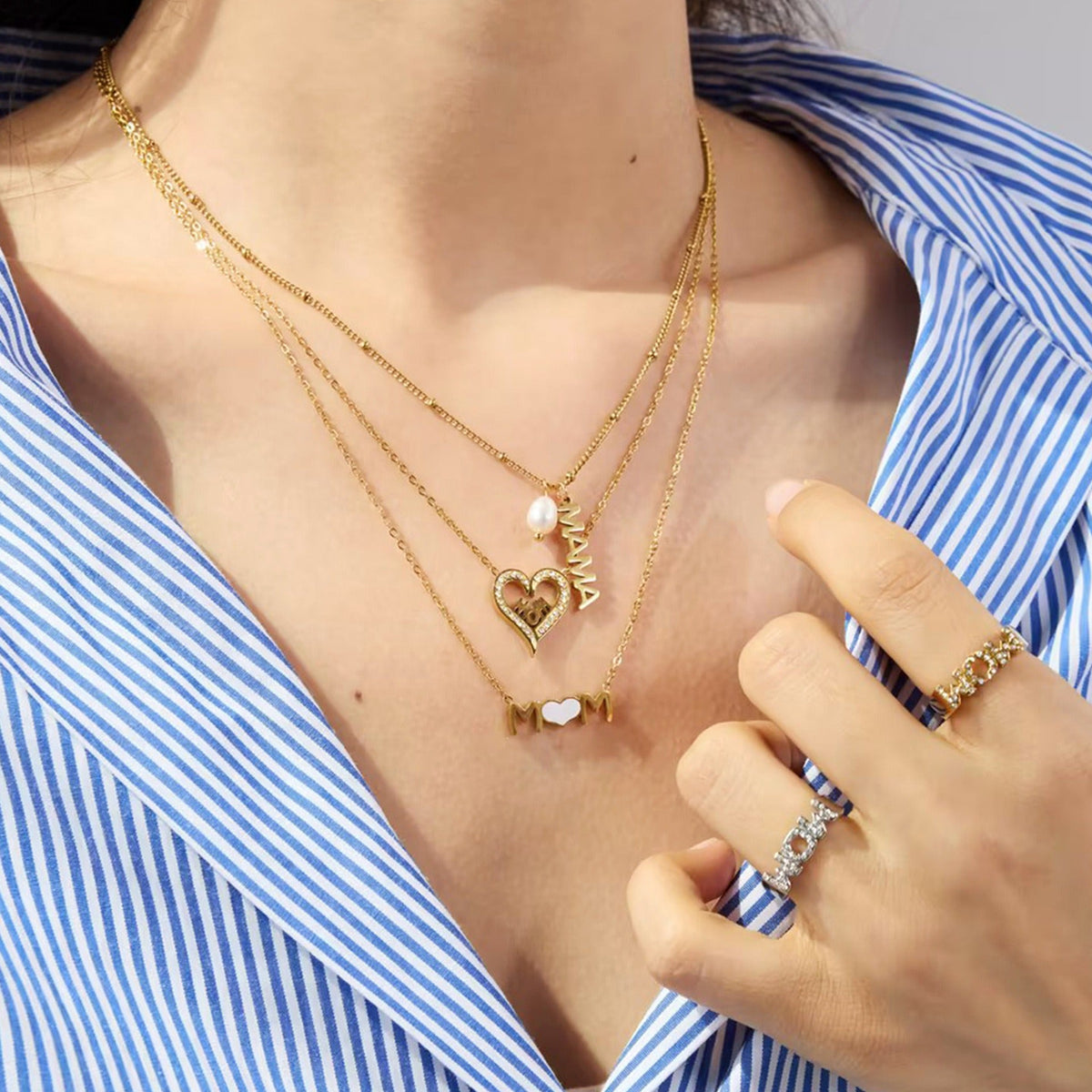 18K gold heart with the letters "MOM" exquisite design of the necklace and ring set
