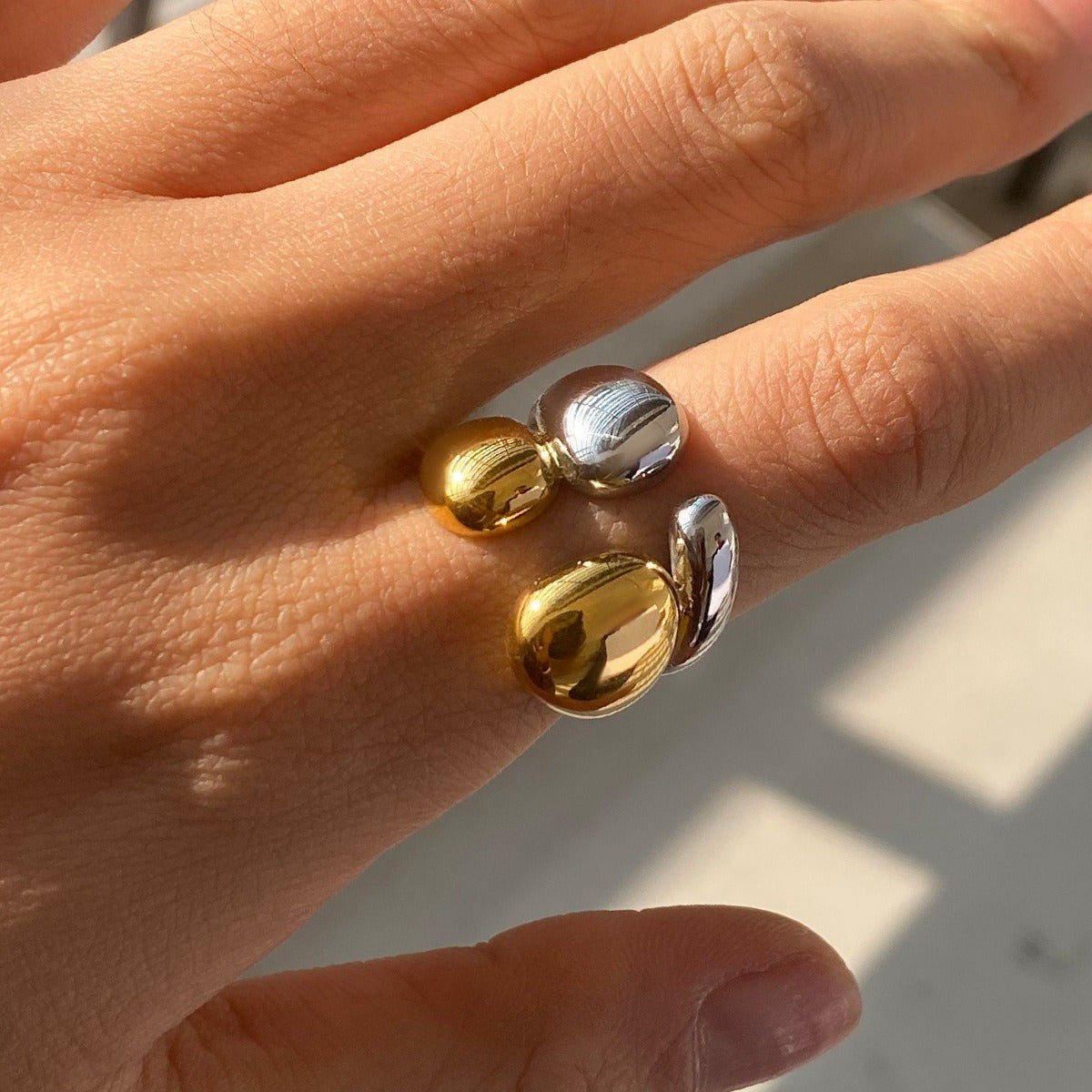 18K gold geometric shape with gold and silver color matching design fashionable and simple ring