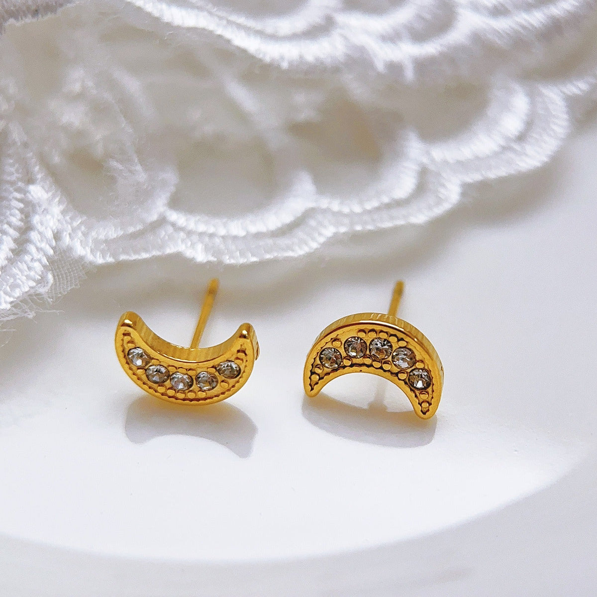 18K gold crescent-shaped gemstone earrings with exquisite design