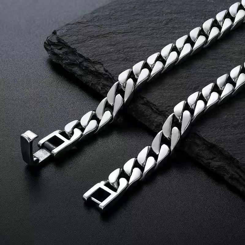 Interlocking Cuban Chain Bracelet