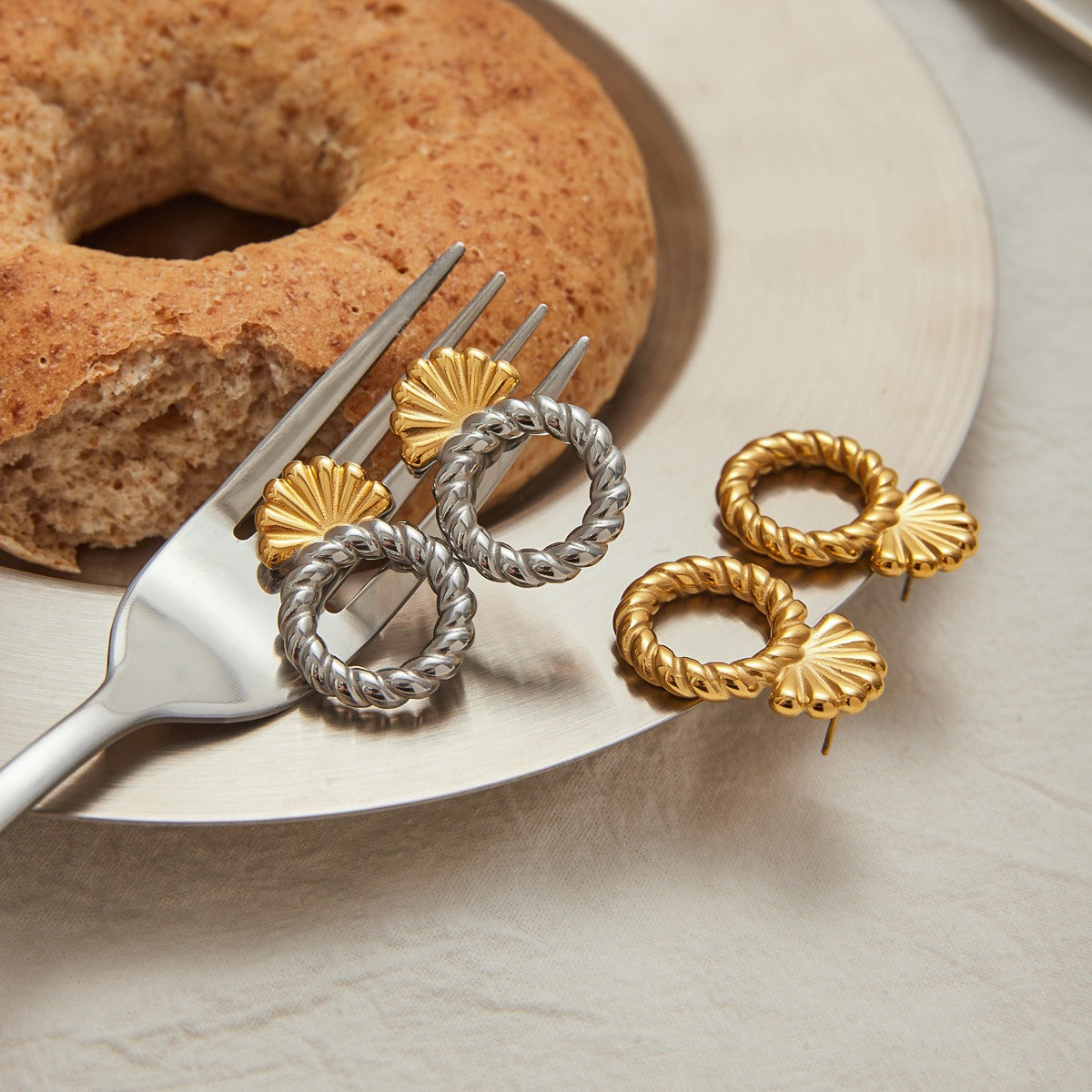 18K gold hollow round with shell-shaped design simple personality earrings
