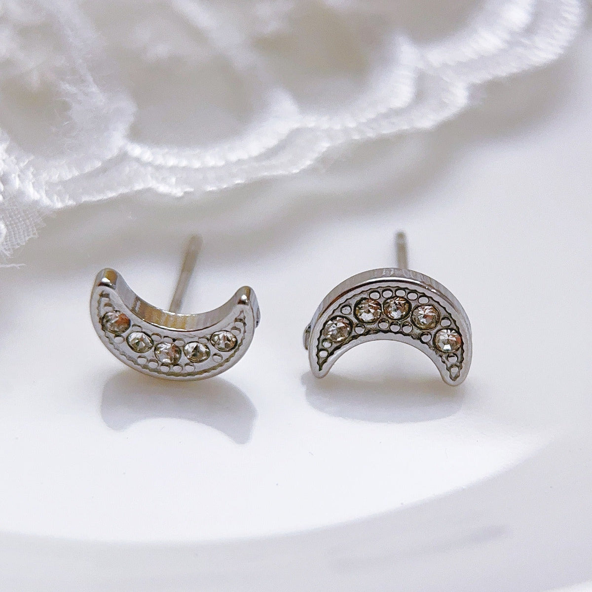 18K gold crescent-shaped gemstone earrings with exquisite design
