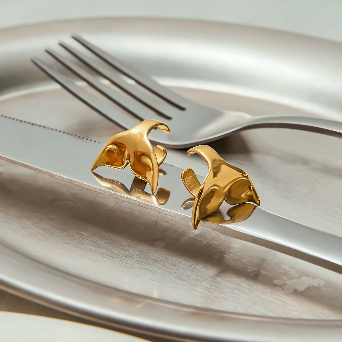 18K goldfish tail design exquisite and noble earrings