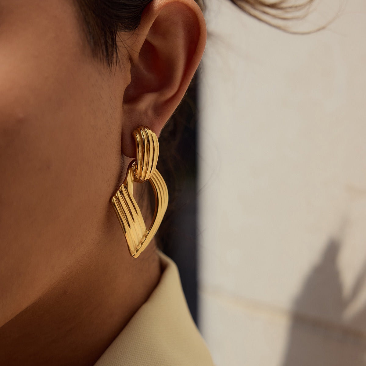 18K gold geometric diamond with texture design simple and elegant earrings