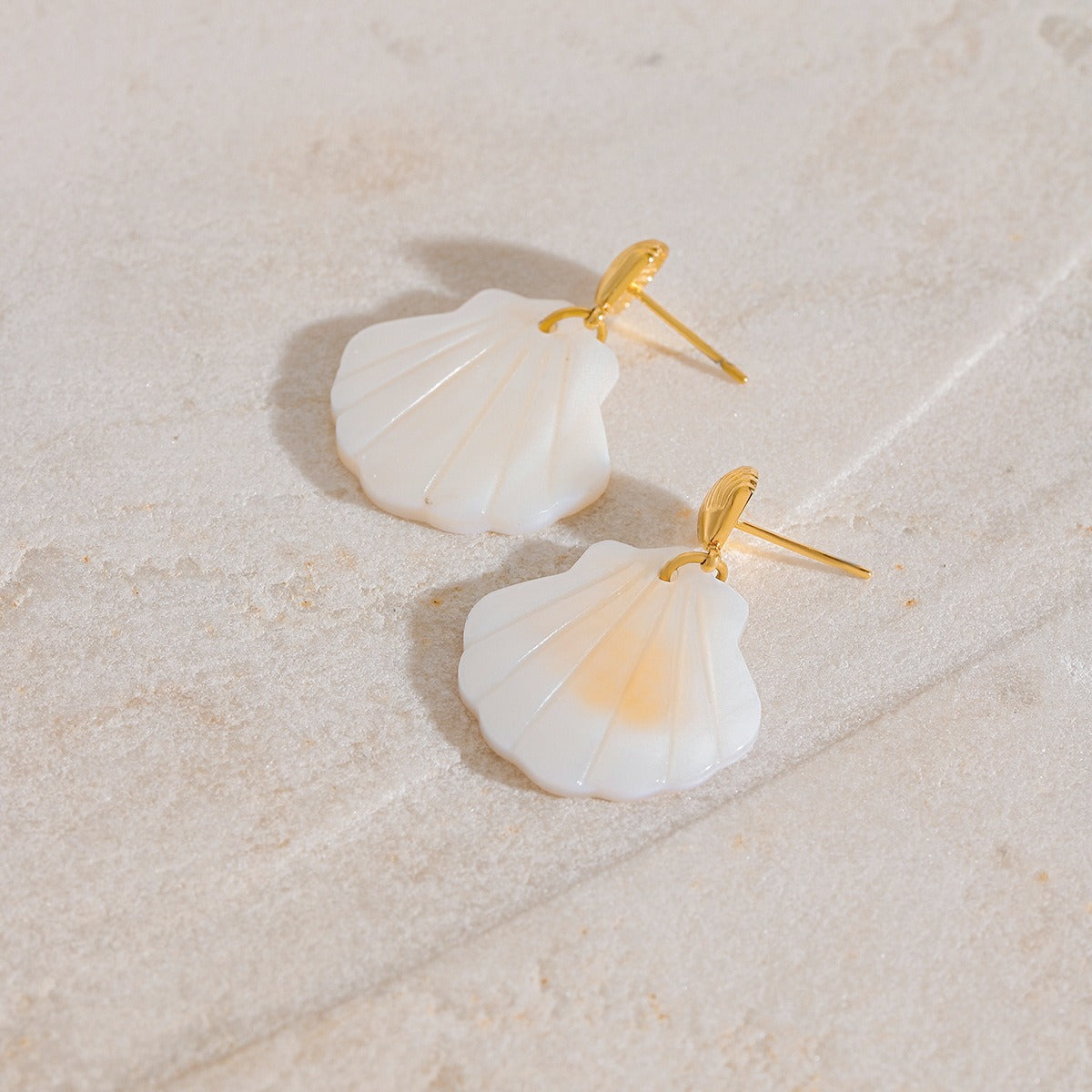 18K gold shell-shaped earrings with exquisite texture design