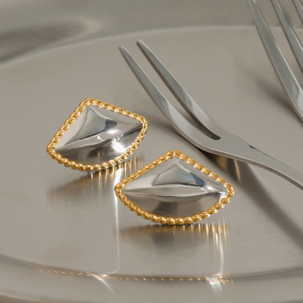 18K gold fan-shaped earrings with gold and silver color matching design