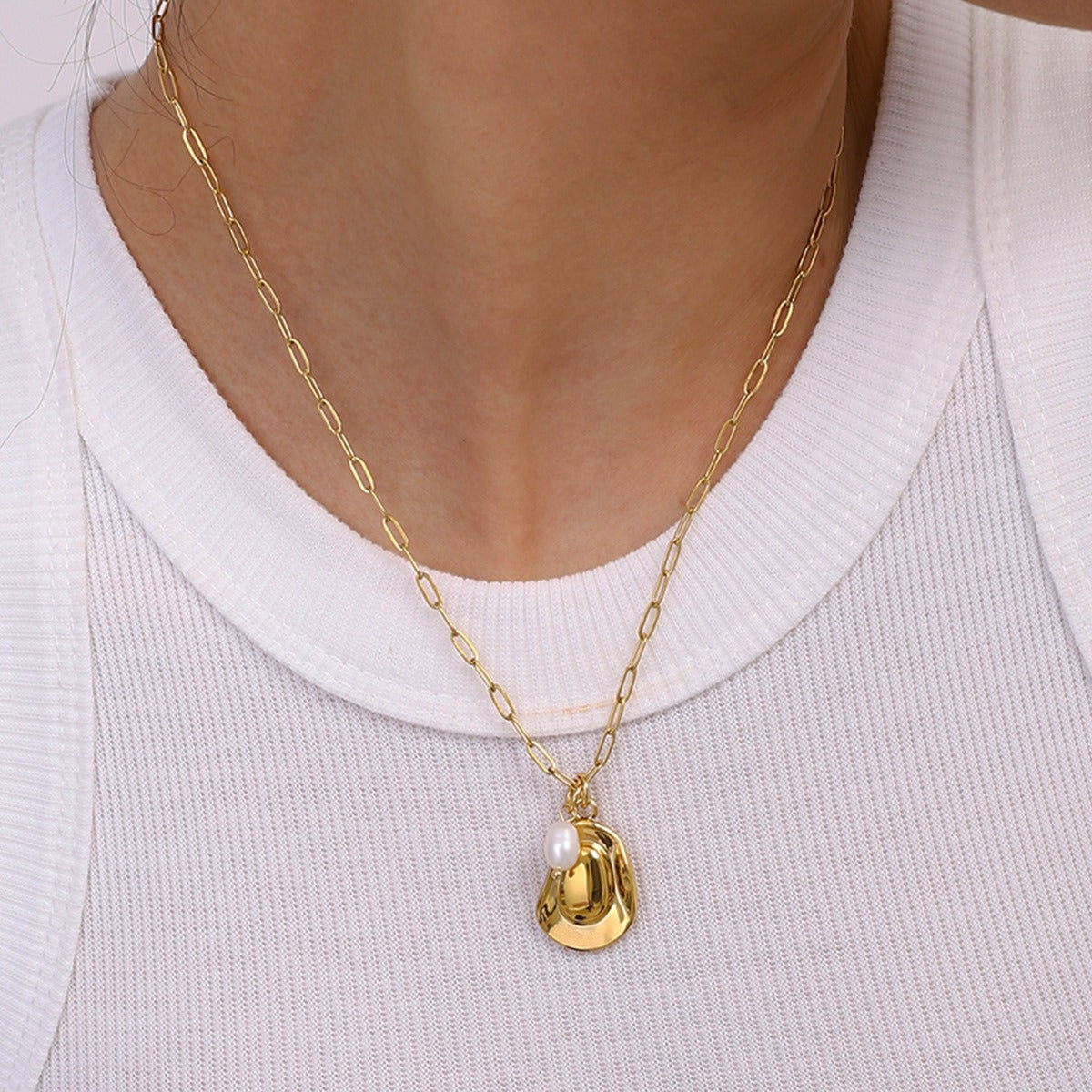 18K gold geometric oval with pearl design exquisite and noble necklace