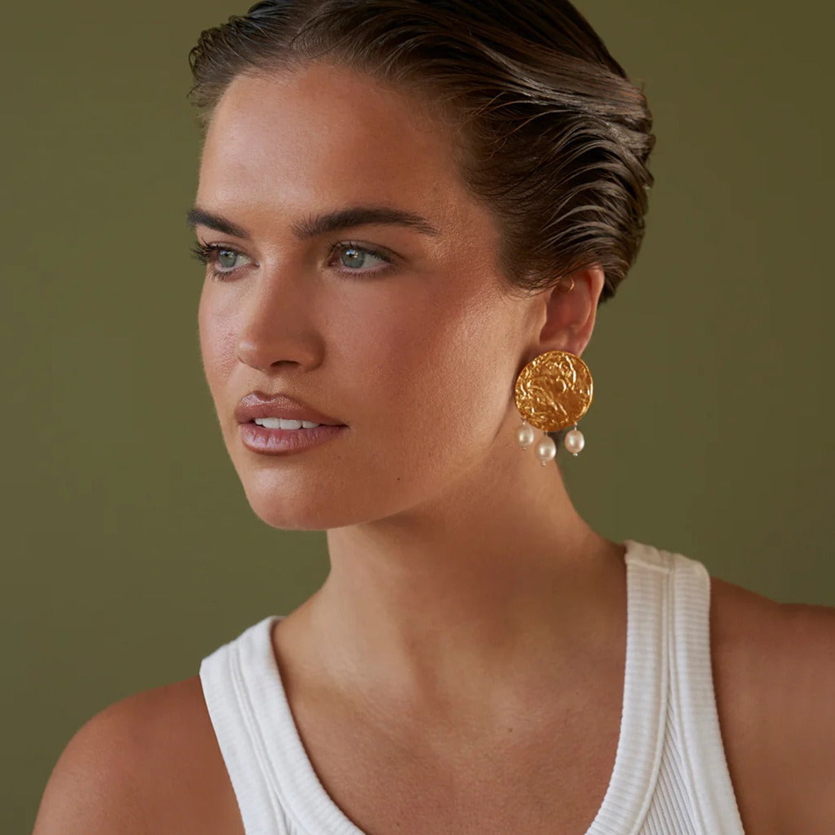 18K gold stylish round earrings with hammered and pearl design