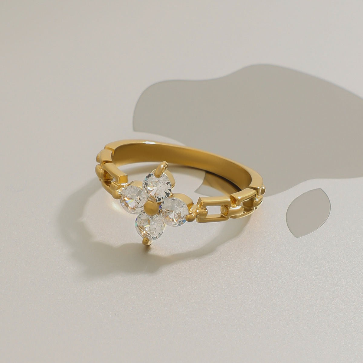 18K gold flower-shaped gemstone-set ring with exquisite design and dazzling