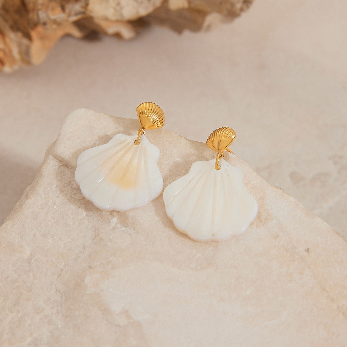 18K gold shell-shaped earrings with exquisite texture design