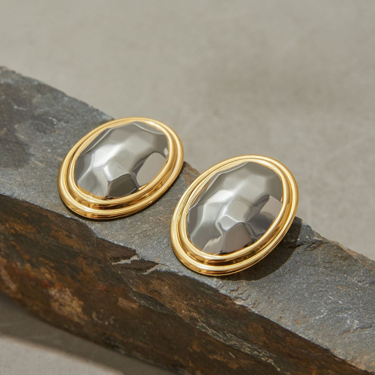 18K gold oval earrings with gold and silver color matching design, simple and unique