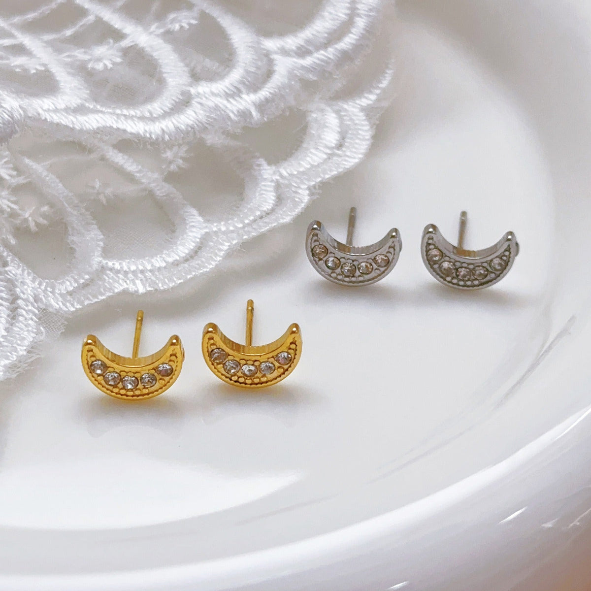 18K gold crescent-shaped gemstone earrings with exquisite design