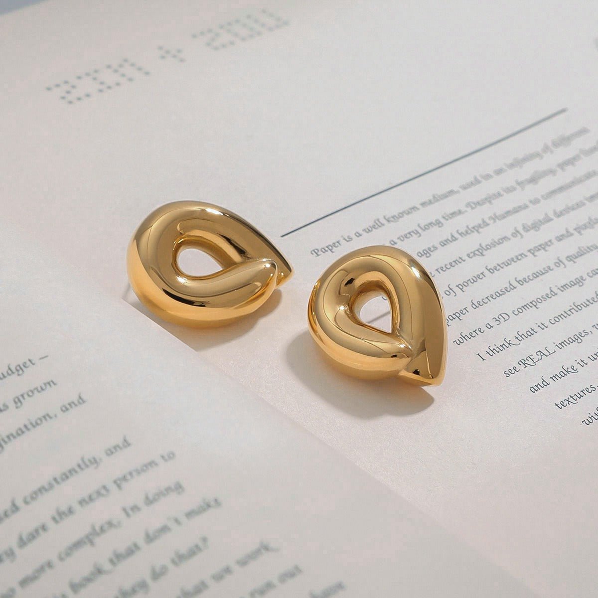 18K gold teardrop-shaped hollow design simple and elegant earrings