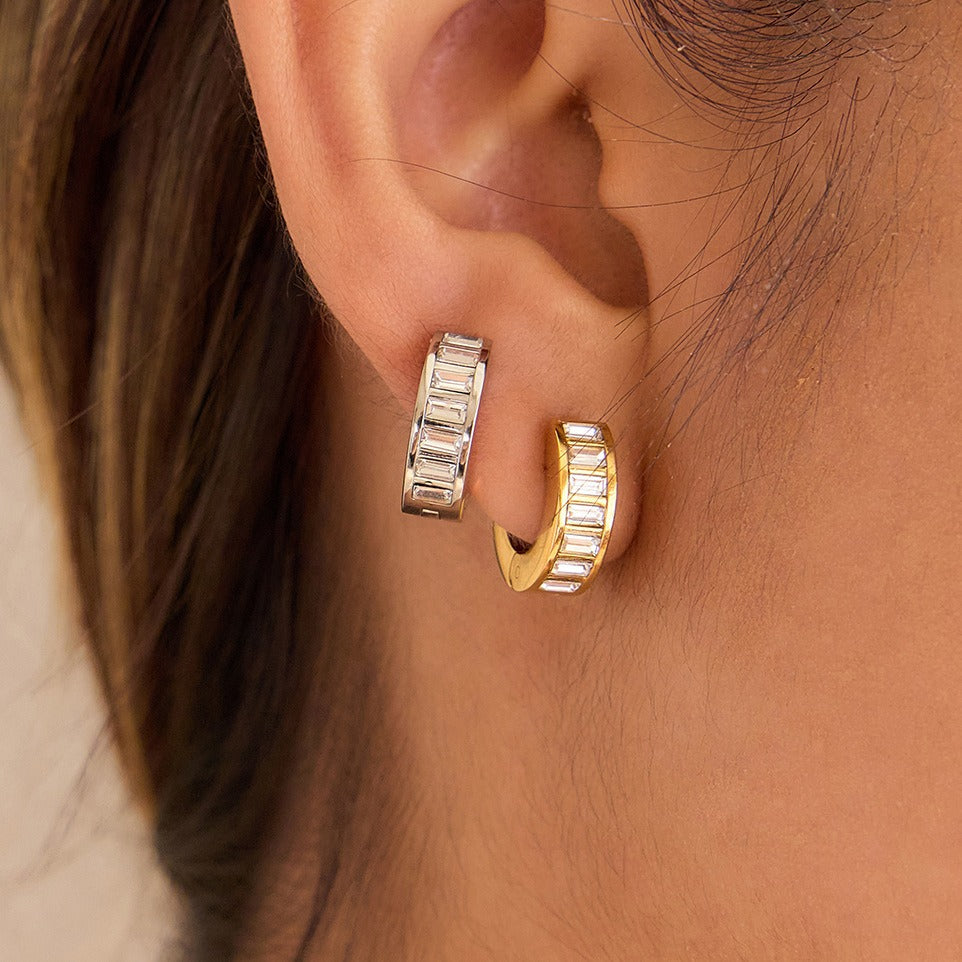 Luxurious and sophisticated 18K gold earrings inlaid with rhinestones.