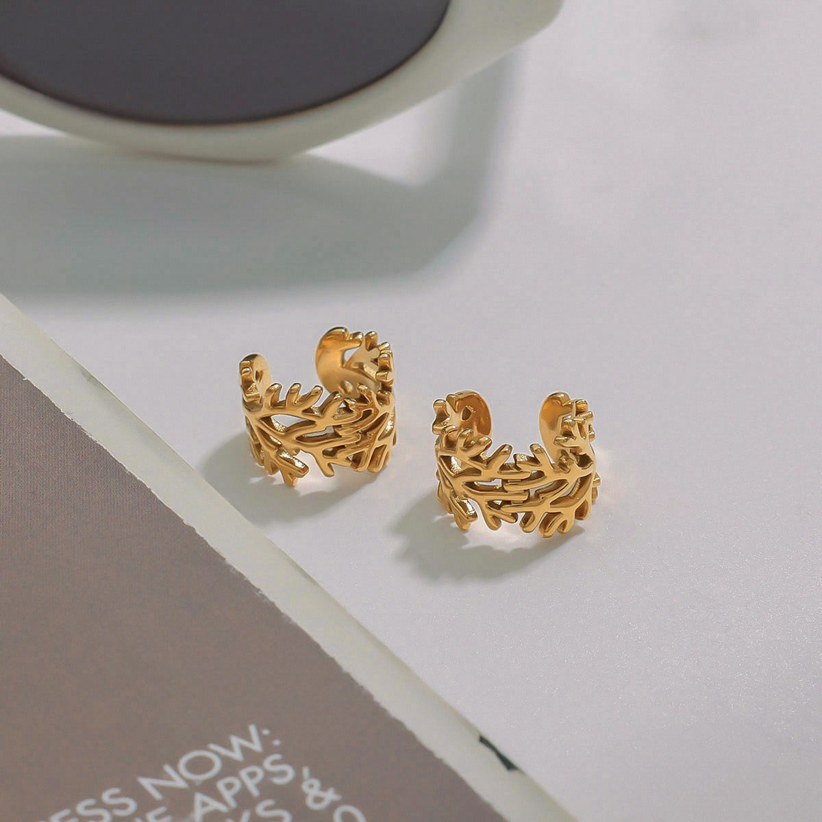 18K gold hollow branch design simple and fashionable earrings