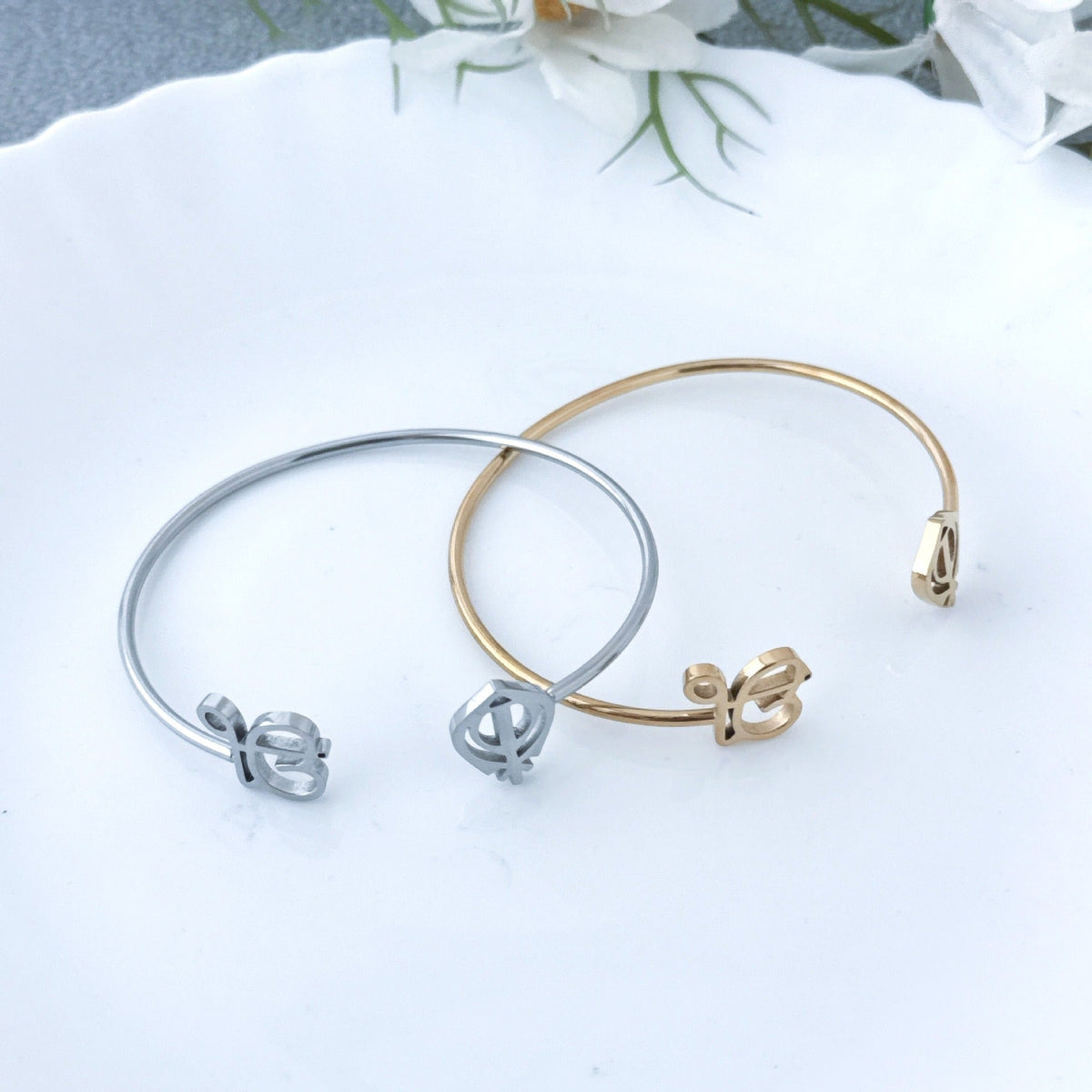 18K gold open-design smooth bangle bracelet