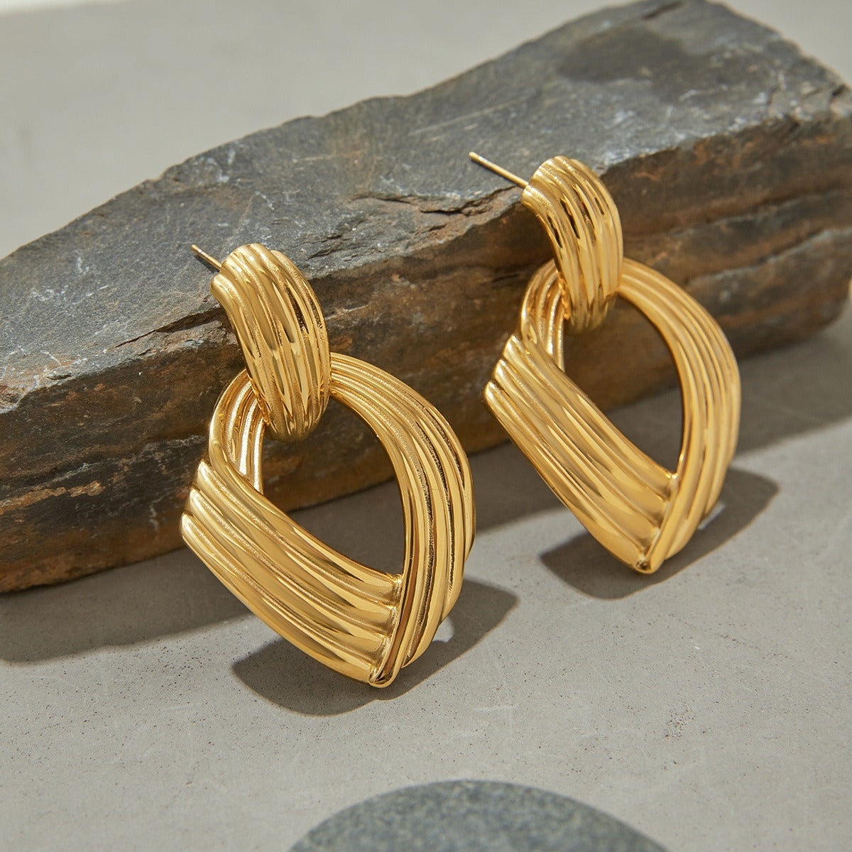 18K gold geometric diamond with texture design simple and elegant earrings