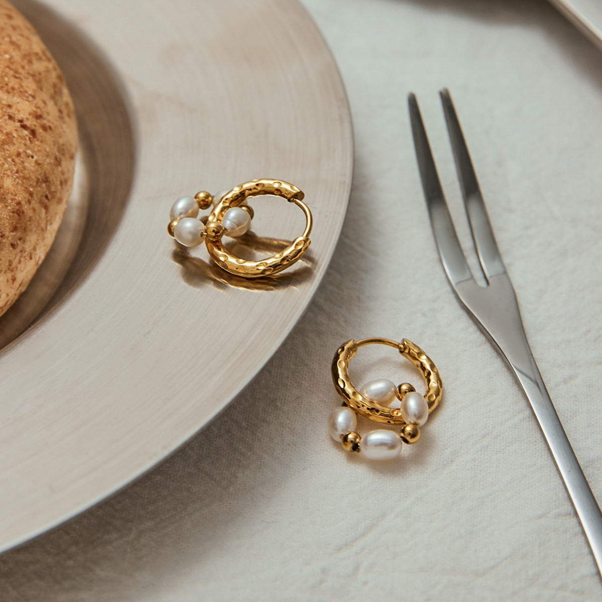 18K gold C-shaped inlaid pearl earrings with exquisite design