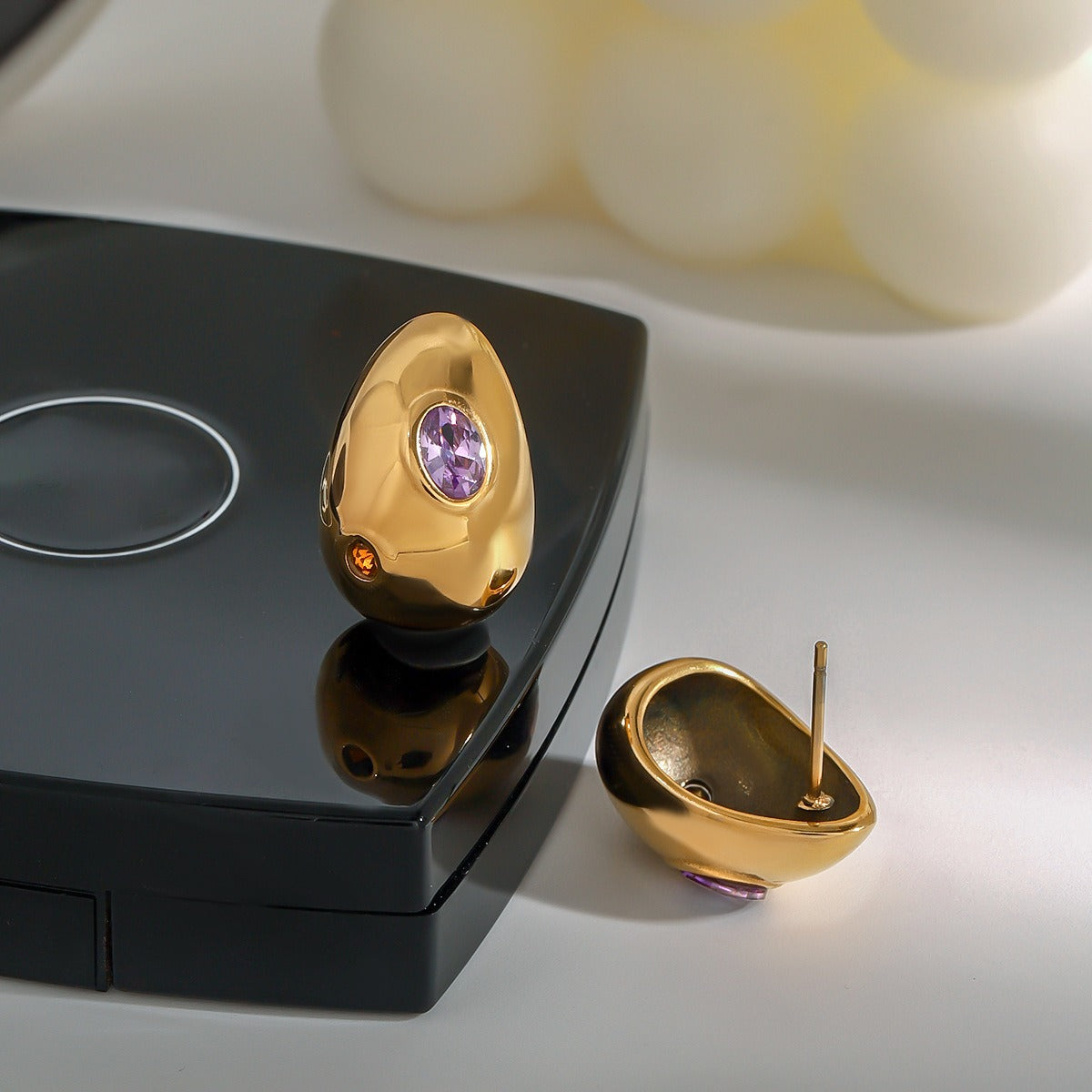 18K gold teardrop-shaped earrings inlaid with gemstones