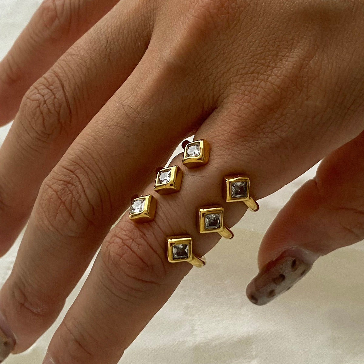 18K gold diamond-shaped gemstone-inlaid ring with exaggerated personality