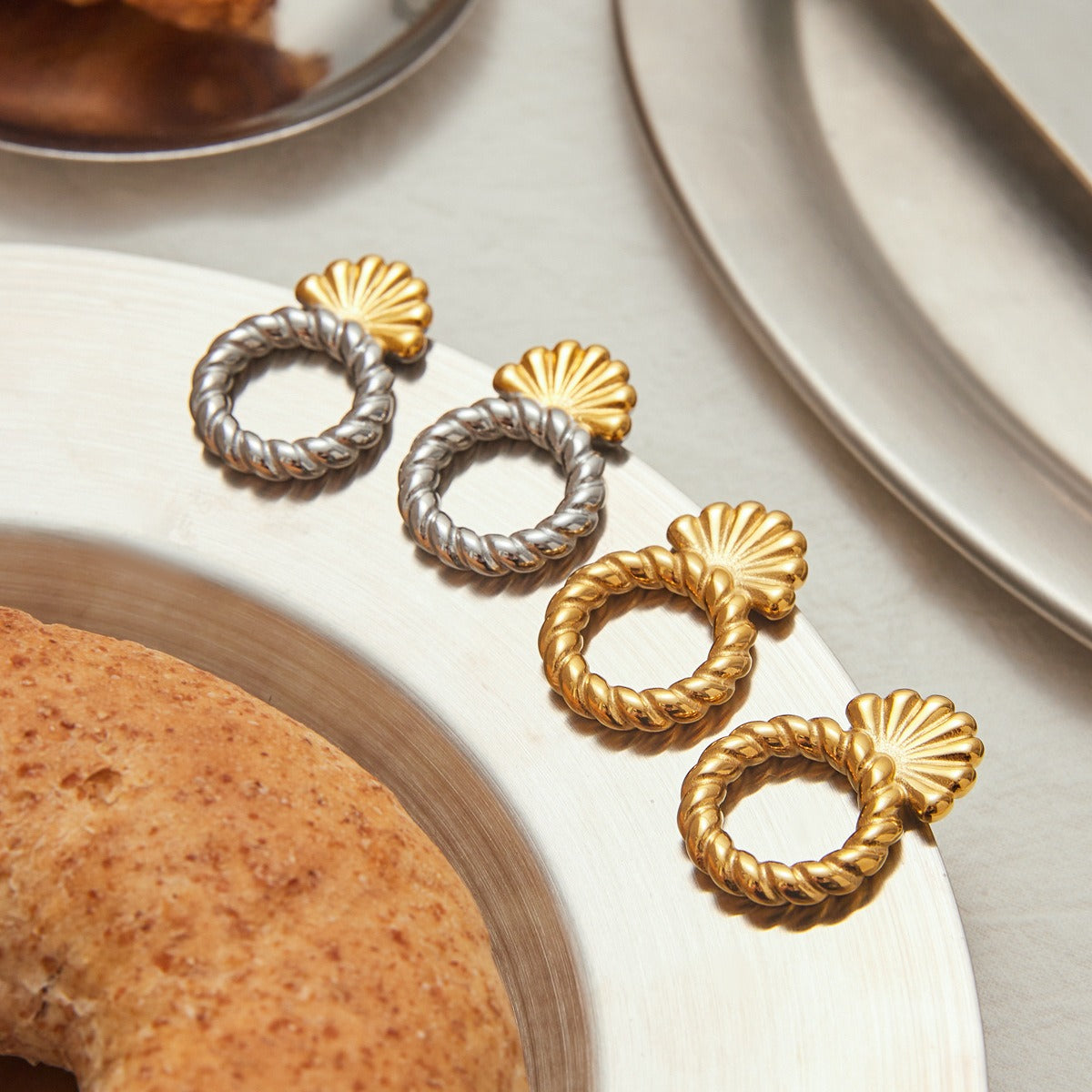 18K gold hollow round with shell-shaped design simple personality earrings