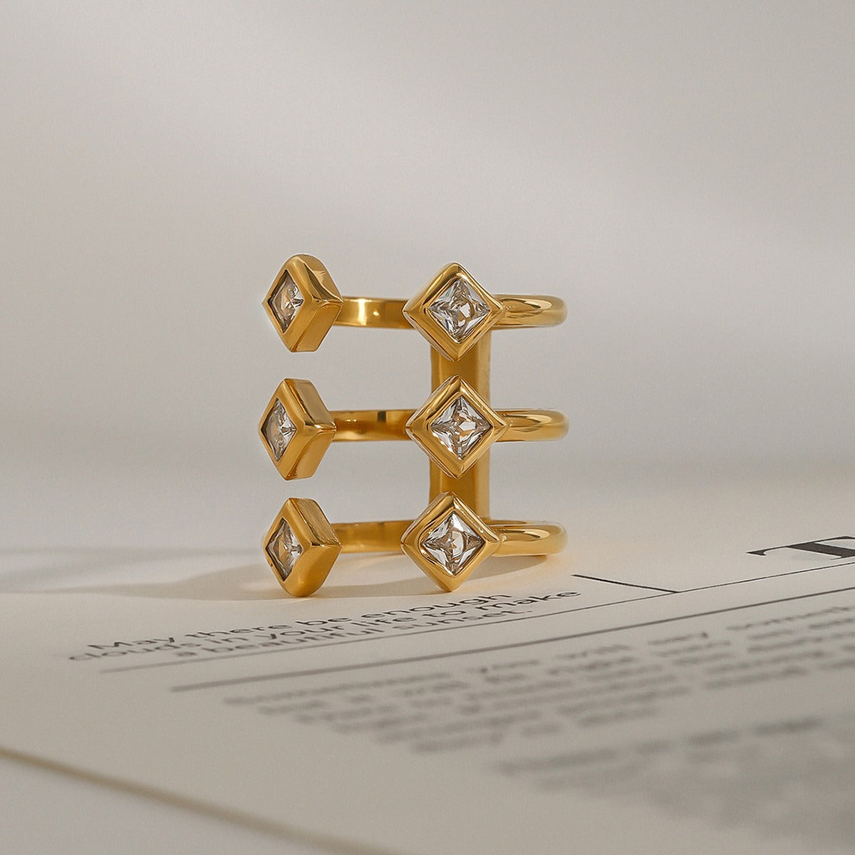 18K gold diamond-shaped gemstone-inlaid ring with exaggerated personality