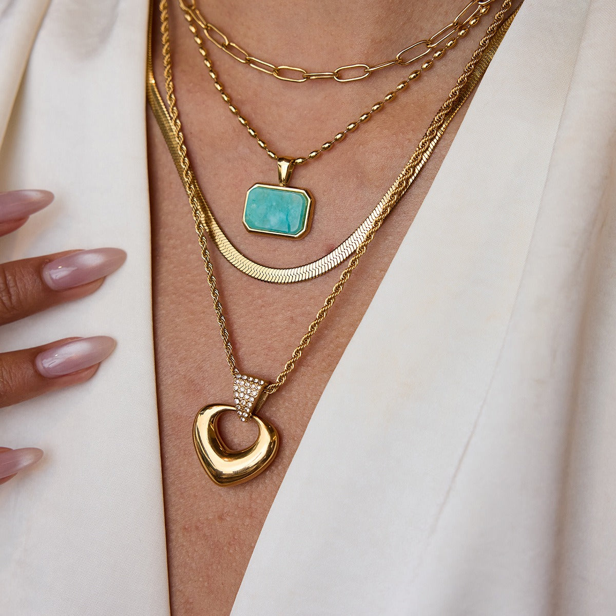18K gold hollow heart design simple and elegant necklace