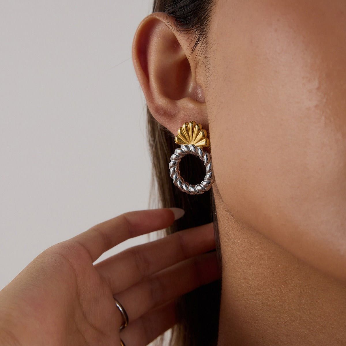 18K gold hollow round with shell-shaped design simple personality earrings