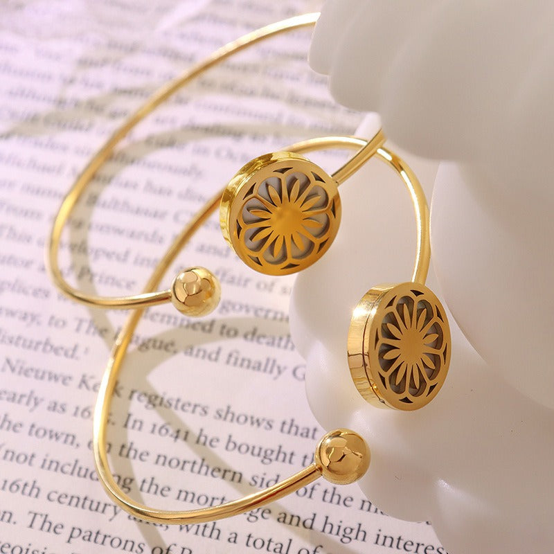 18K gold round bracelet with hollow flower pattern design, classic and fashionable
