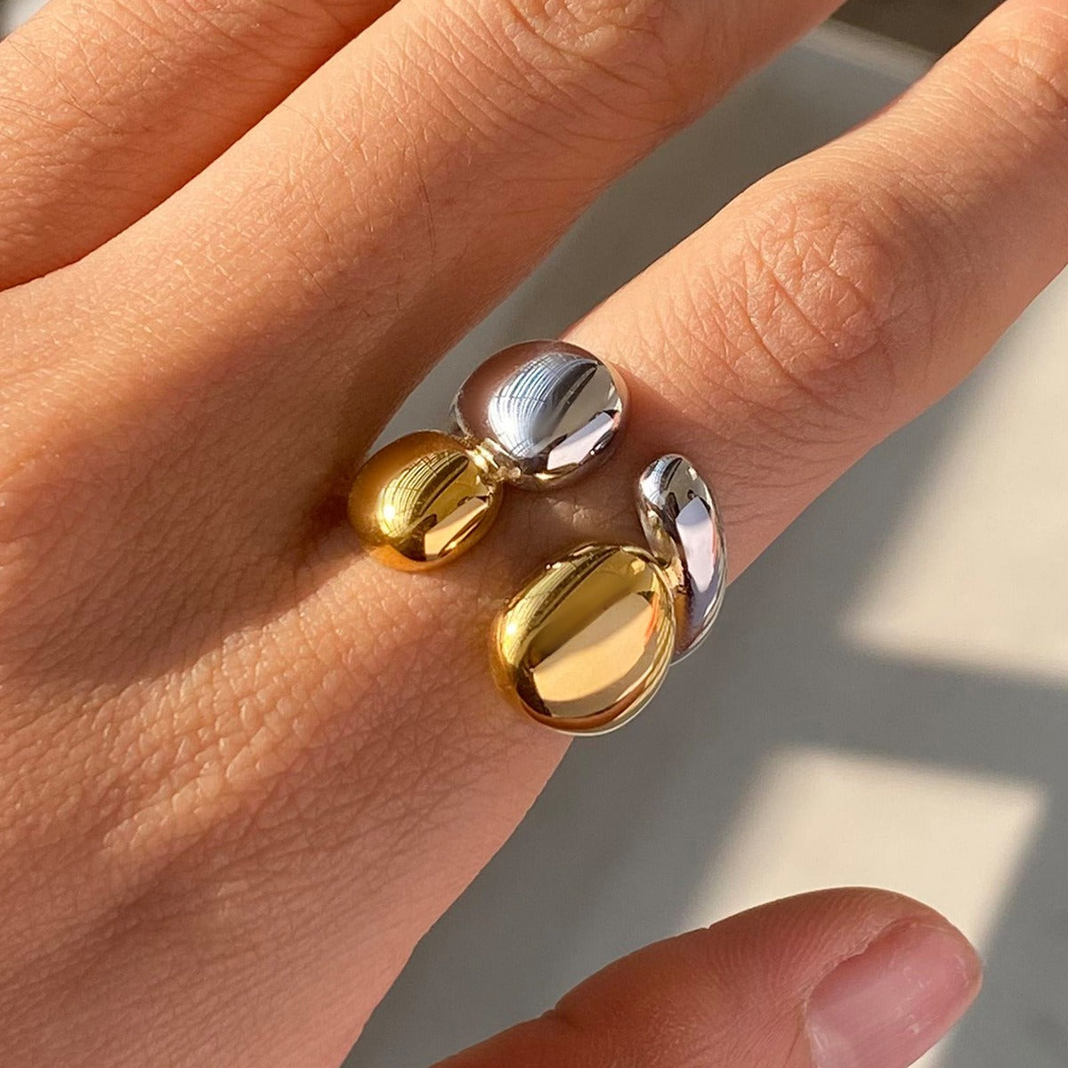 18K gold geometric shape with gold and silver color matching design fashionable and simple ring
