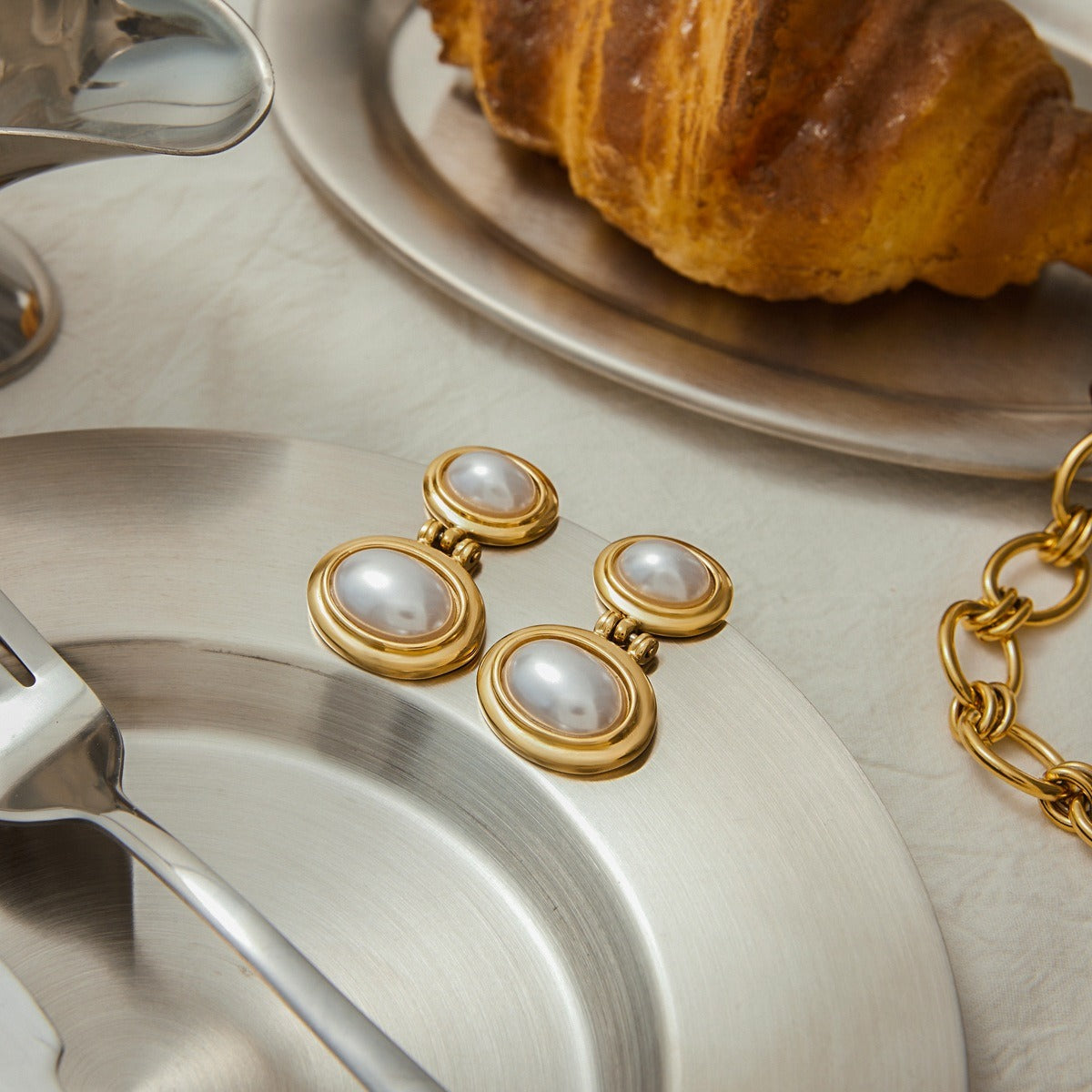 18K gold oval inlaid pearl design light luxury noble earrings