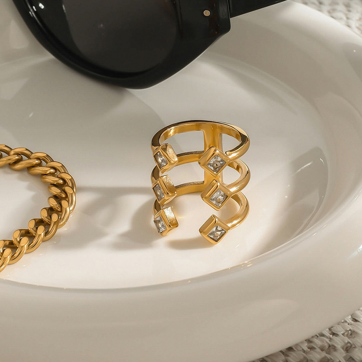 18K gold diamond-shaped gemstone-inlaid ring with exaggerated personality
