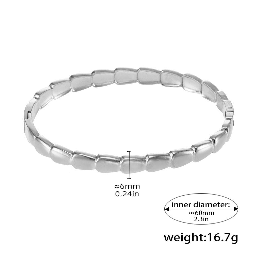 18K gold geometric shape with hollow design simple and elegant bracelet