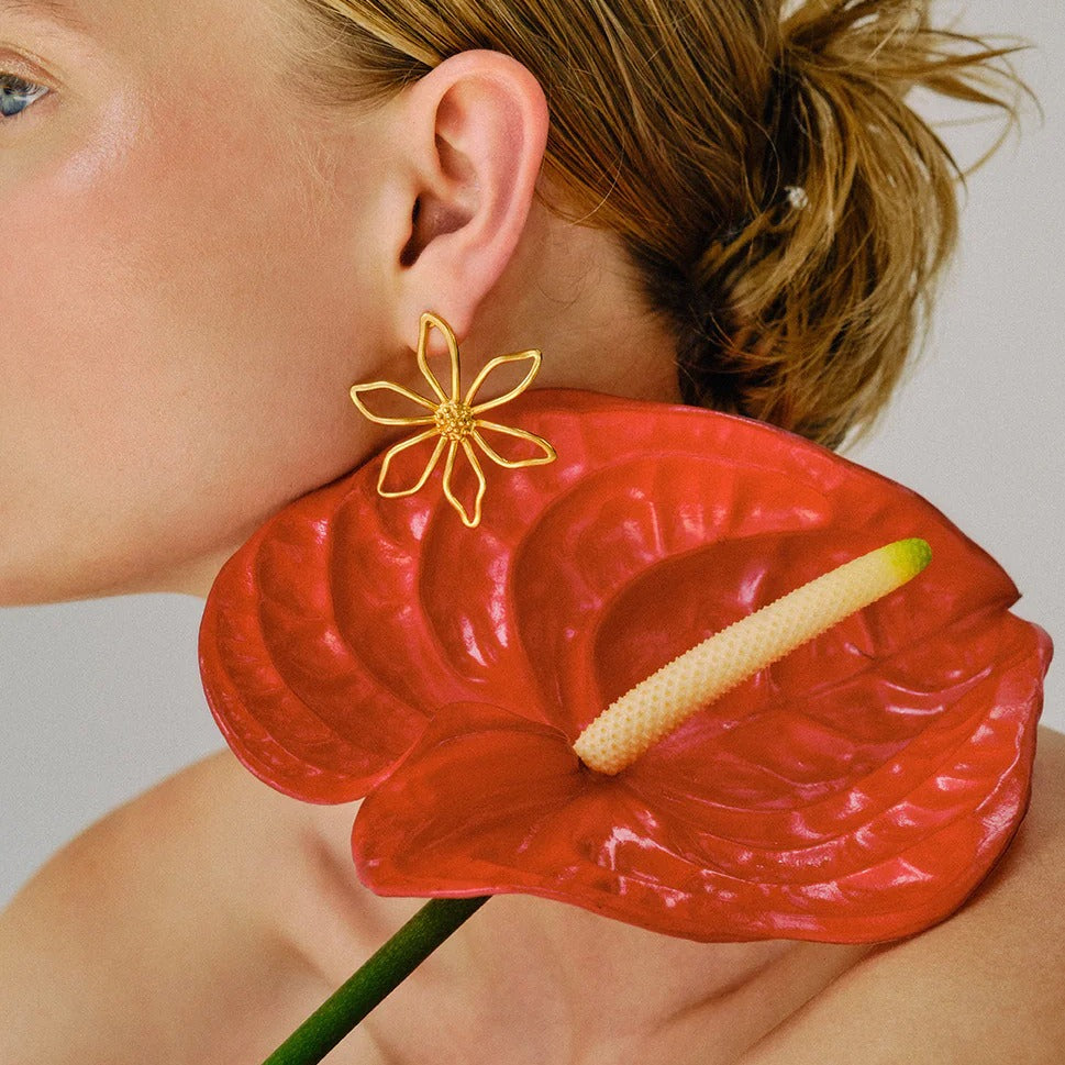 18K gold wire flower stud earrings