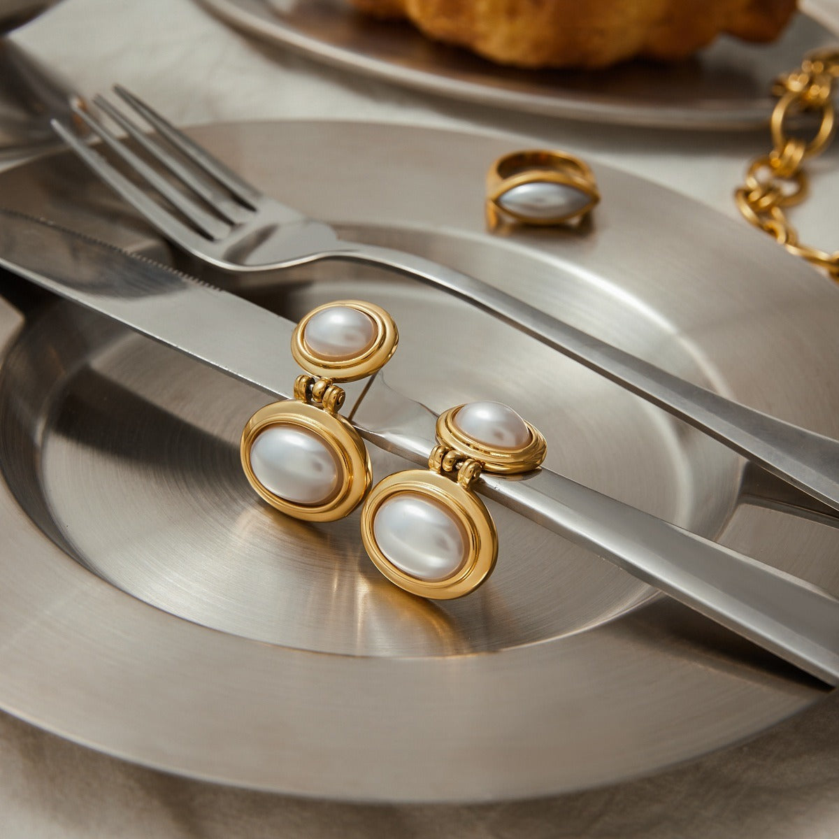 18K gold oval inlaid pearl design light luxury noble earrings