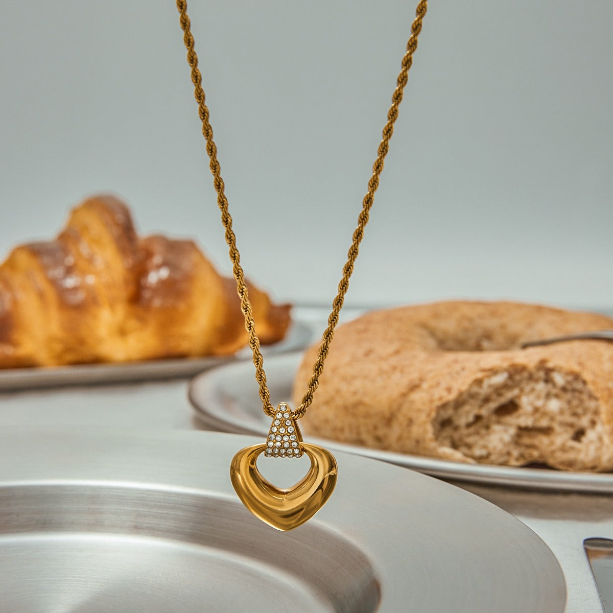 18K gold hollow heart design simple and elegant necklace