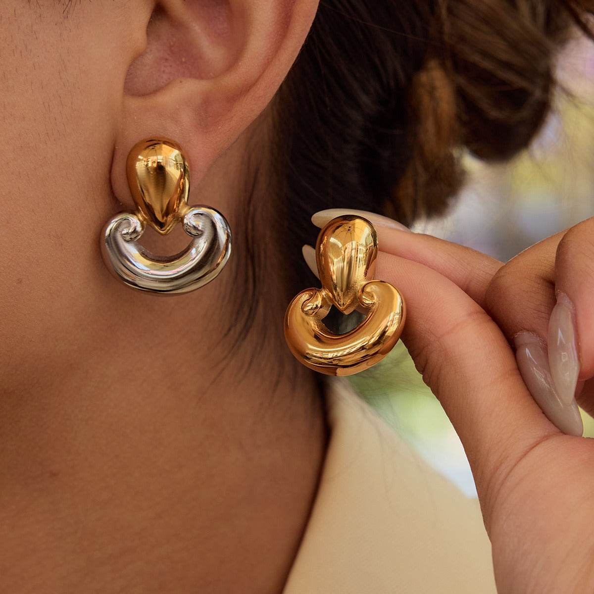 18K gold mushroom-shaped earrings with a unique hollow design