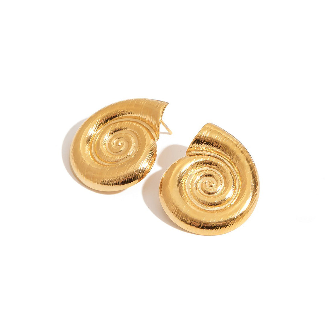 18K gold conch-shaped earrings with a simple and unique texture design