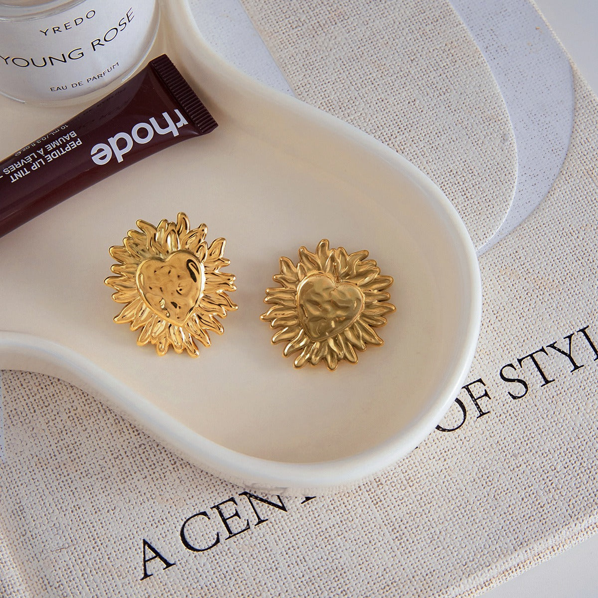 18K Gold Heart-Shaped Sun Design Lightweight Luxury Stud Earrings