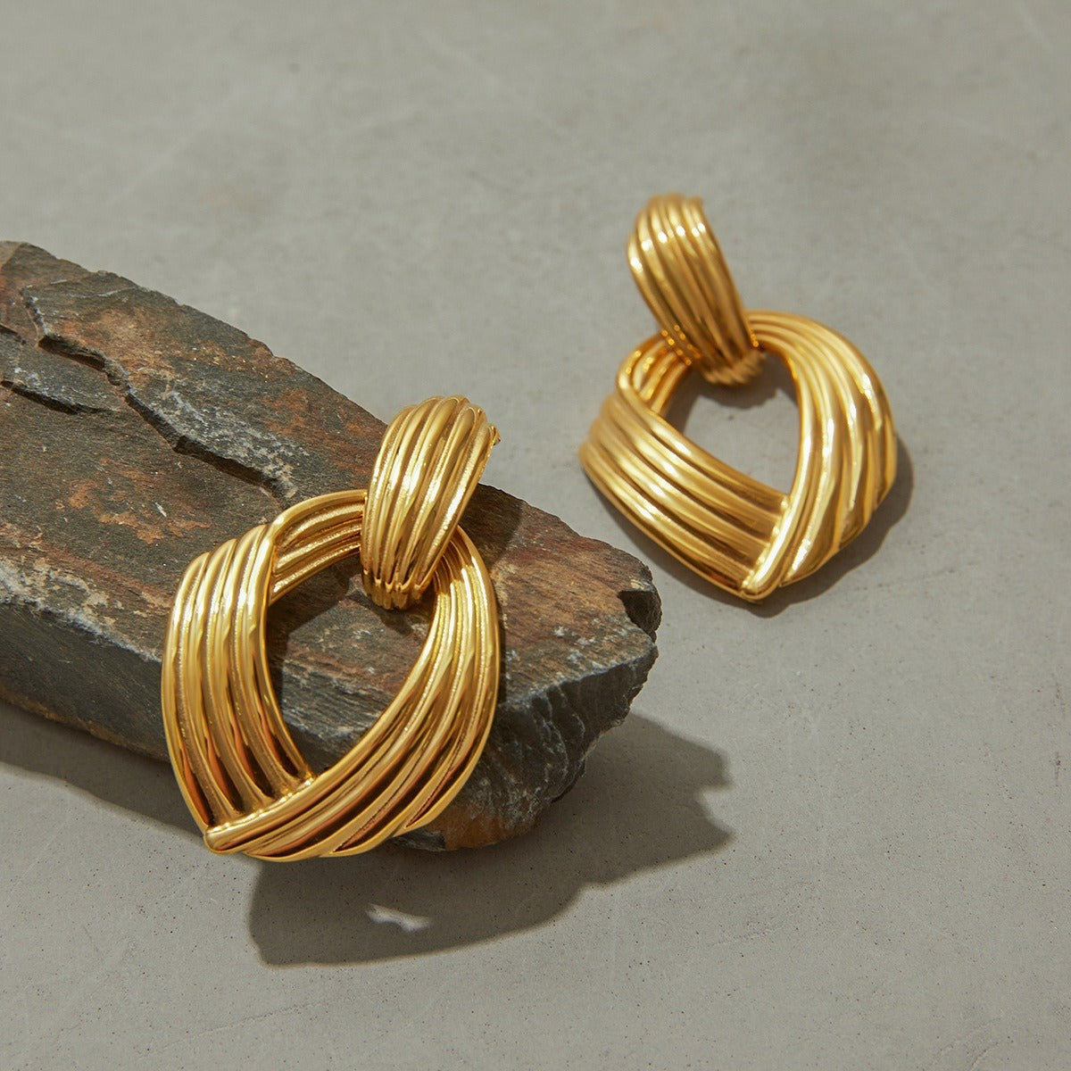 18K gold geometric diamond with texture design simple and elegant earrings