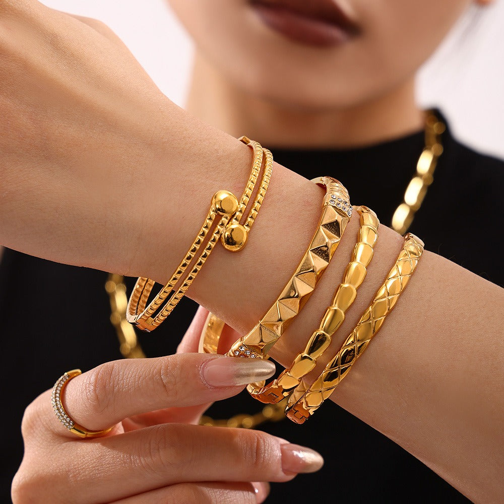 18K gold geometric shape with hollow design simple and elegant bracelet