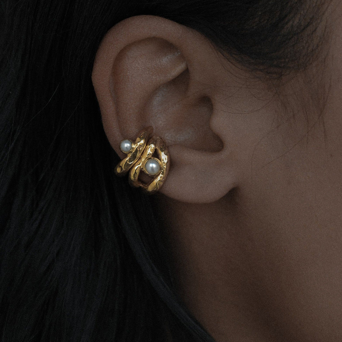 18K gold C-shaped inlaid pearl design classic and fashionable earrings