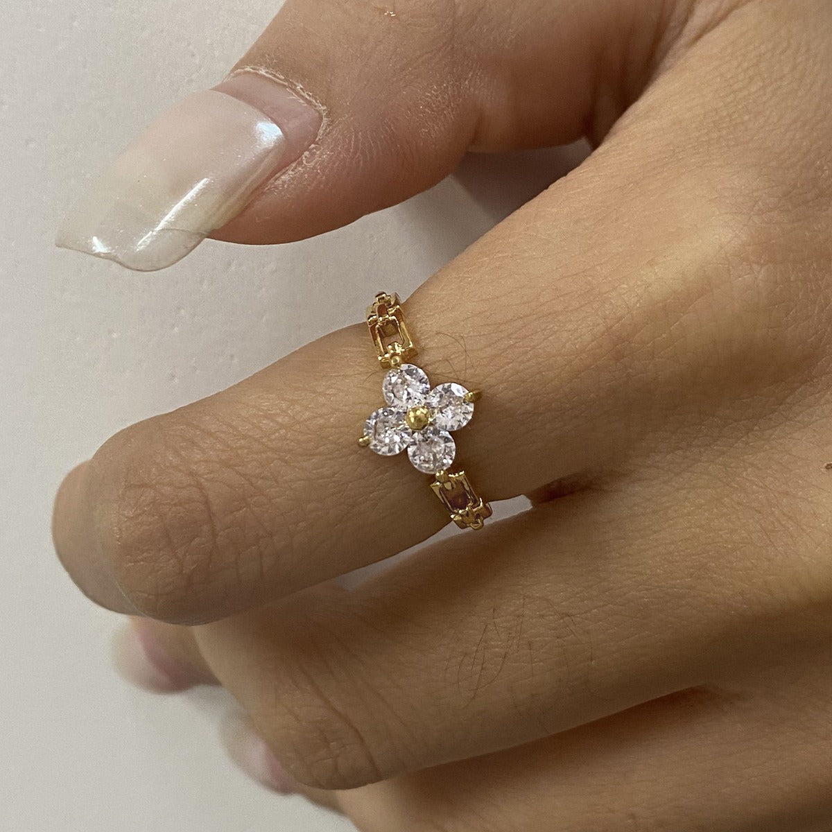 18K gold flower-shaped gemstone-set ring with exquisite design and dazzling