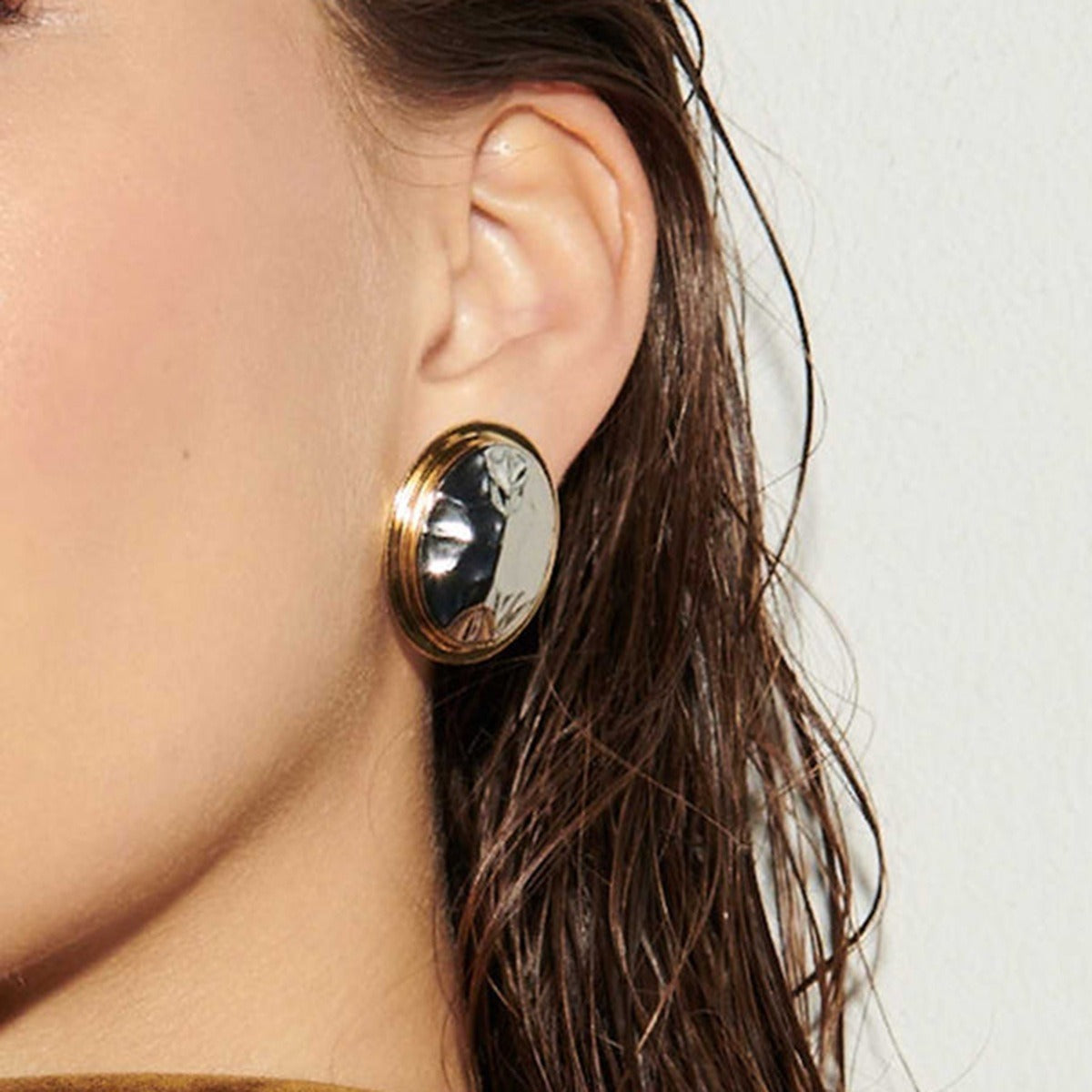 18K gold oval earrings with gold and silver color matching design, simple and unique
