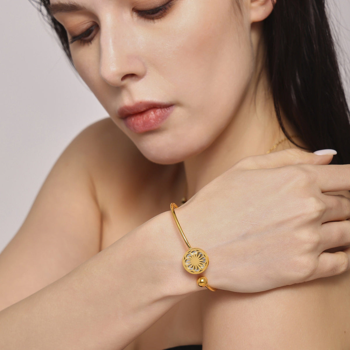 18K gold round bracelet with hollow flower pattern design, classic and fashionable