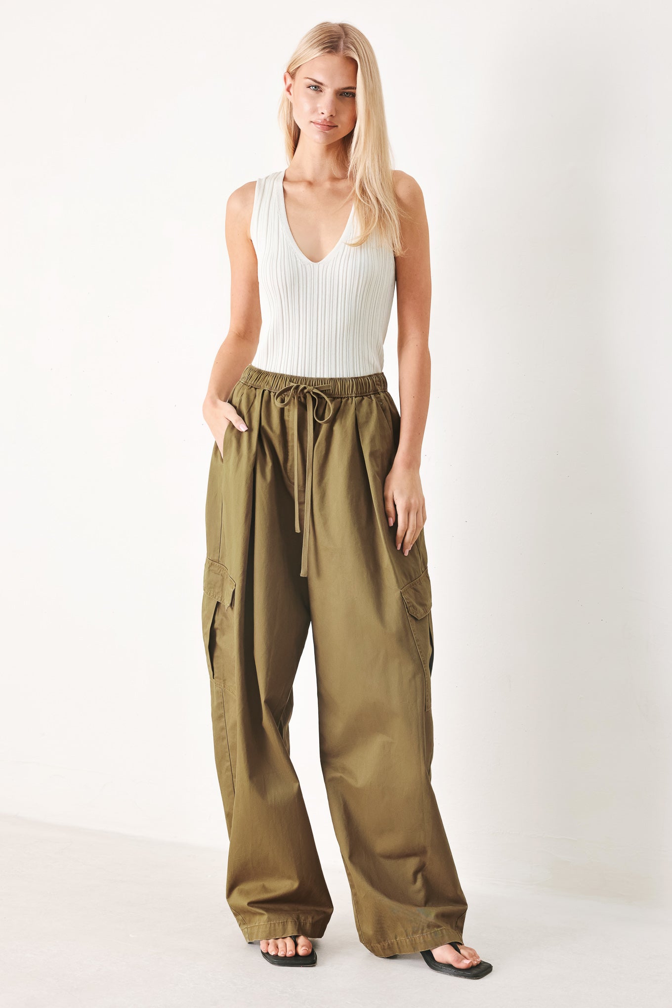 STAY IN MOTION WOVEN BARREL PANTS