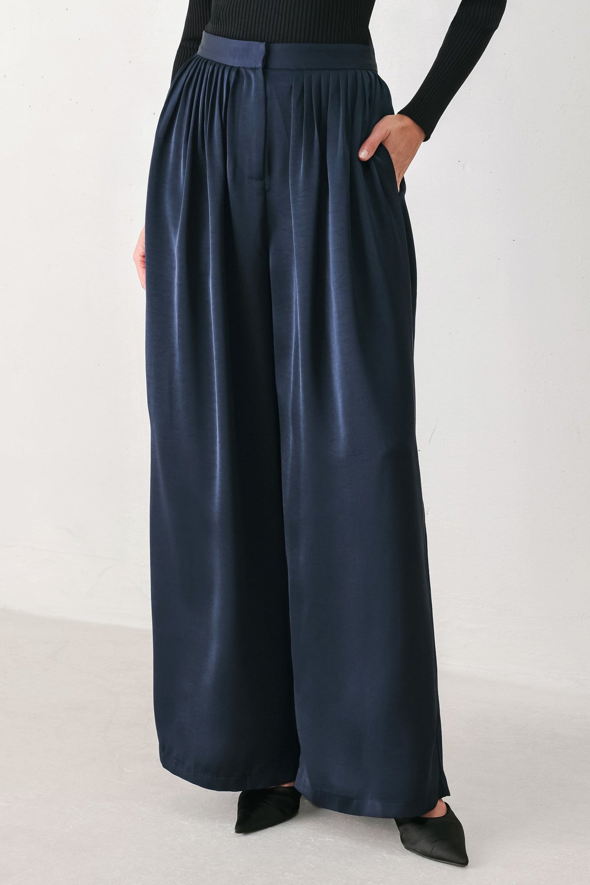 NAVY KNOT NAVY PLEATED WIDE-LEG PANTS