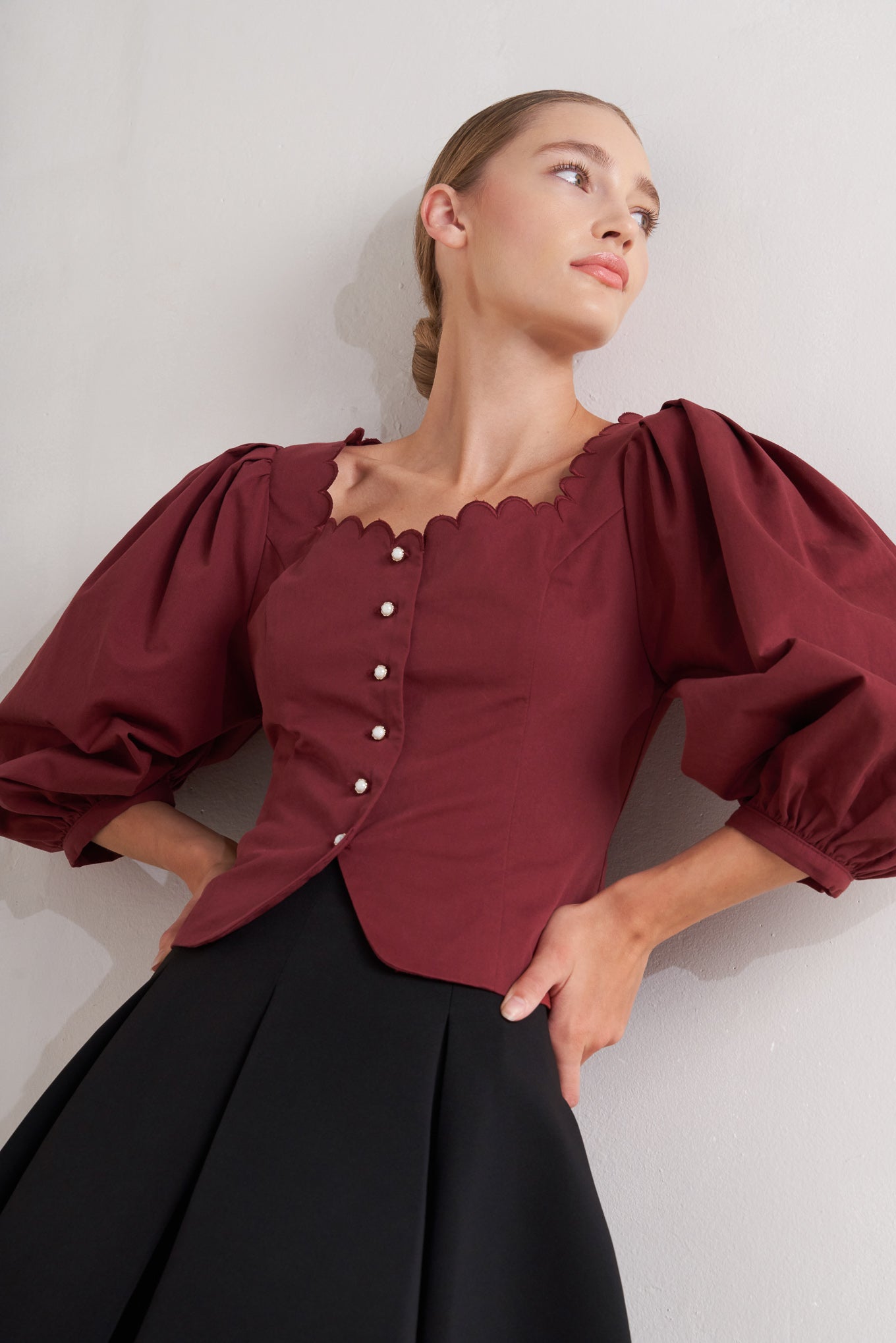 AMOUR SCALLOP WOVEN TOP